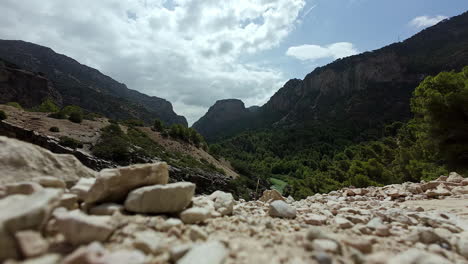 Zeitraffer-Ansicht-Des-Tals-Rund-Um-Caminito-Del-Rey-In-Spanien-An-Einem-Sonnigen-Tag