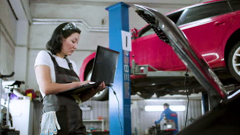 mujer trabajando en un garaje