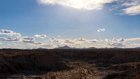 a medida que pasa el tiempo, las nubes y las sombras se arrastran por el accidentado terreno del cañón de roca roja en el desierto de mojave - lapso de tiempo estacionario