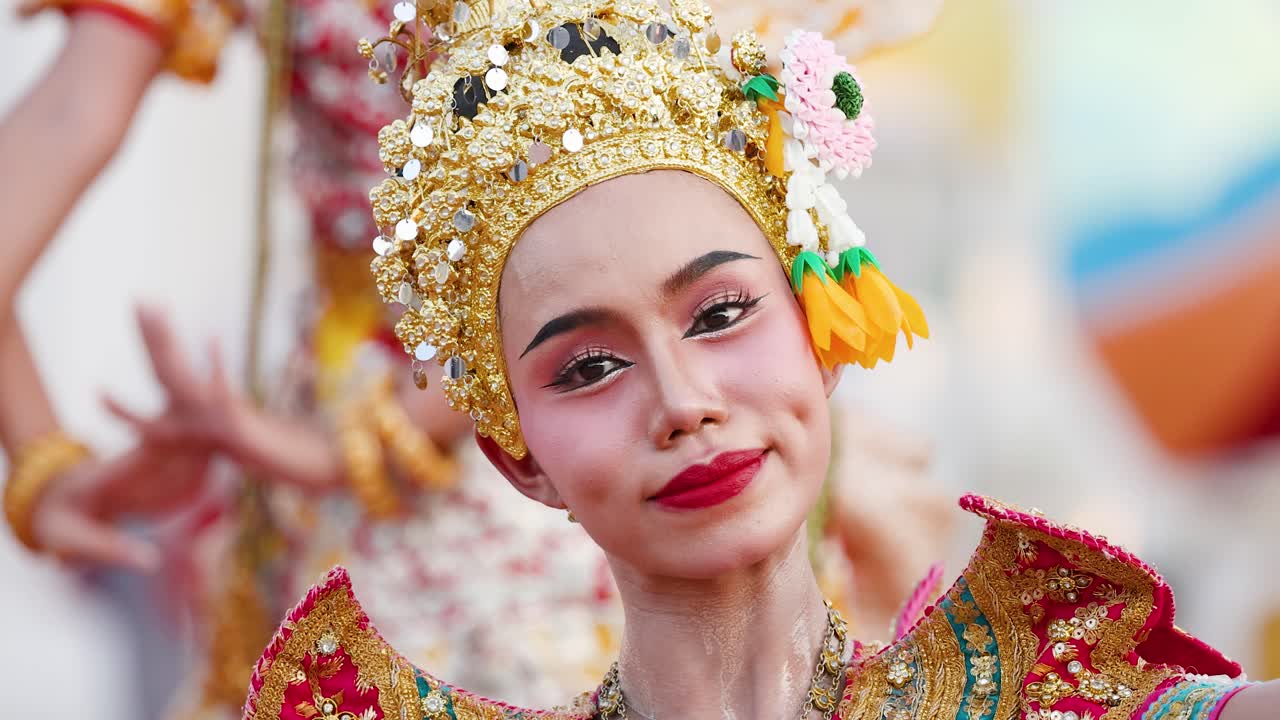 Nærbilledeportræt af en thailandsk kvinde i traditionel dansekostume
