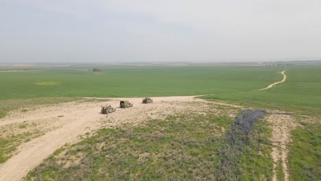 soldados del escuadrón de infantería golani de las fdi en vehículos humvee detenidos en la elevación en el campo de entrenamiento en israel, vista aérea