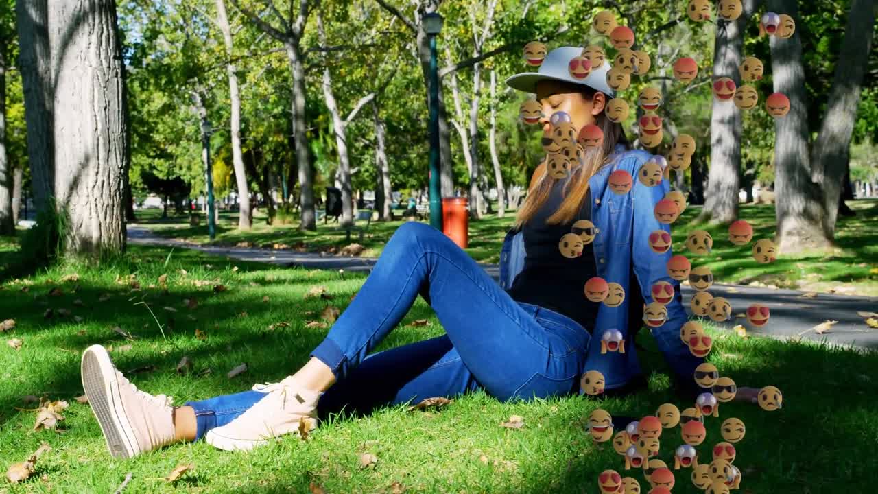 Animazione di emoji che cadono su una donna all'aperto