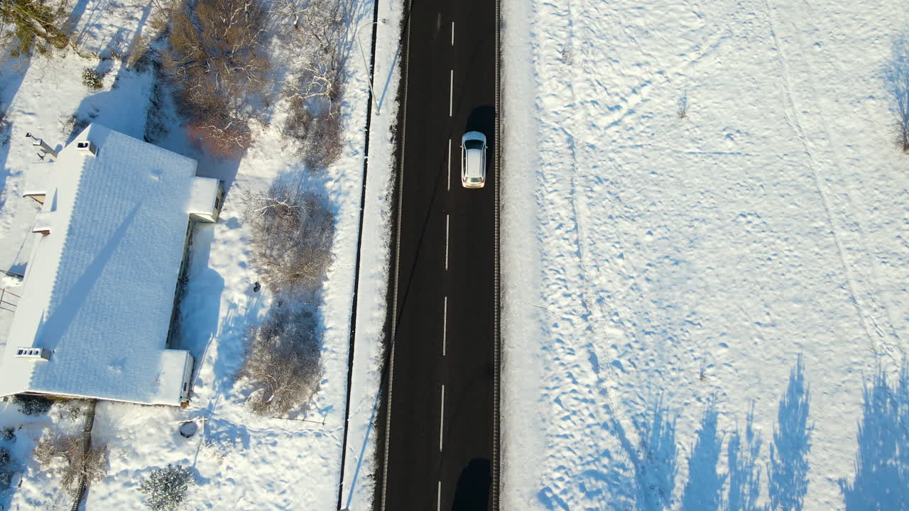 los vehículos pasan por la carretera asfaltada en gdansk, polonia en un día soleado