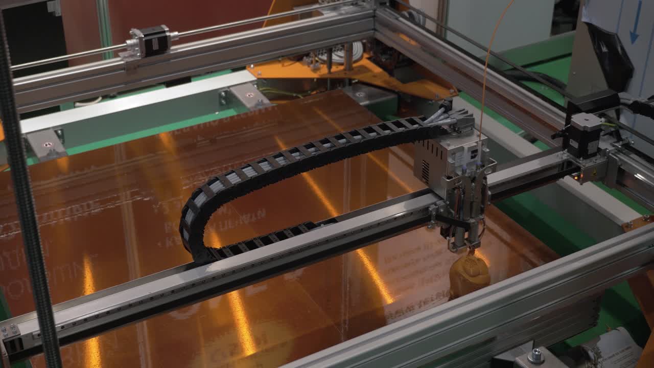 dispositivo de impresión 3d que crea un nuevo objeto a partir de filamento de alambre de plástico