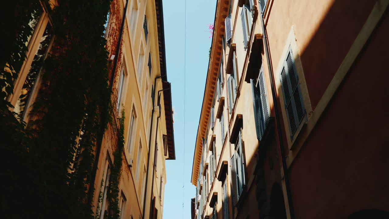 красивая узкая улица в старой части рима италия 1