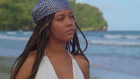 primer plano facial de una niña disfrutando de un día en la playa en una isla tropical del caribe