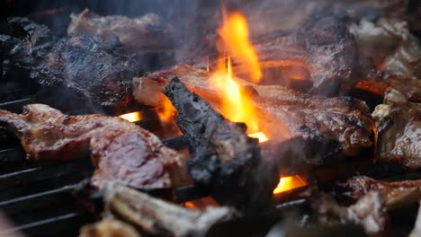 Nahaufnahme-Von-Heißen-Grillflammen,-Die-Frische-Rippchen-In-Zeitlupe-Kochen