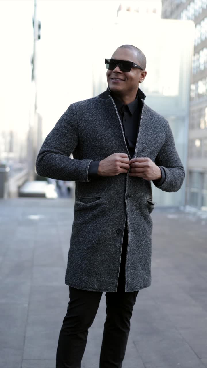 Uomo elegante in un ambiente urbano