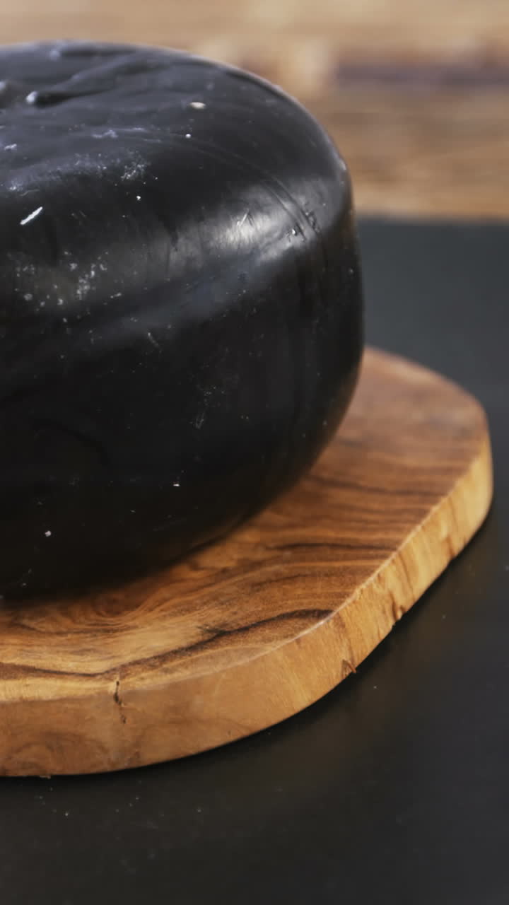 queso en rodajas con hierbas