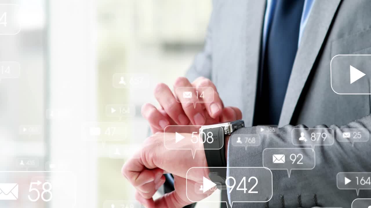 스마트 워치를 확인하는 사업가 위의 회색 배너에 소셜 미디어 아이콘과 숫자의 애니메이션