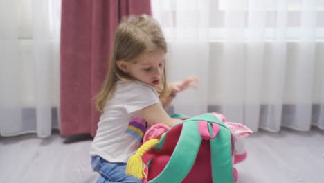 kleines mädchen, das mit spielzeug spielt.