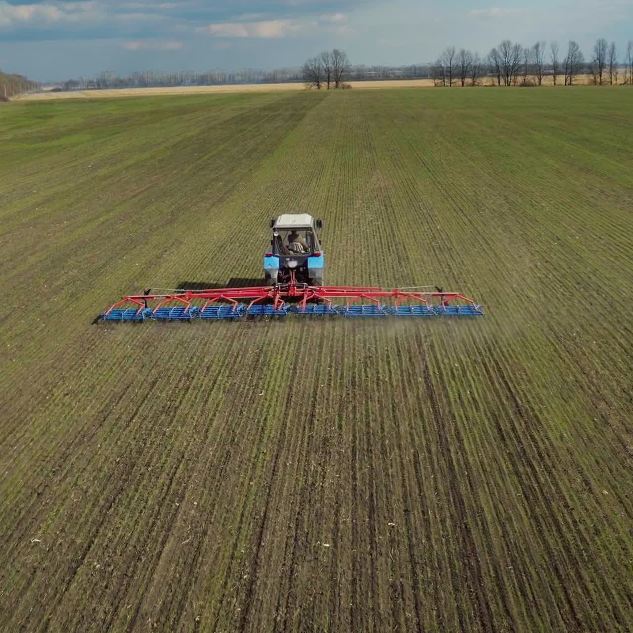 el tractor viaja rápidamente por el campo cultiva la tierra para que la humedad no se pierda