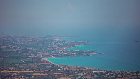 Hohe-Drohnenaufnahmen-über-Der-Küste-Der-Insel-Zypern