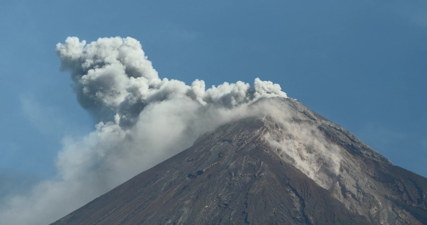 Núi lửa Volcán de Fuego (núi lửa lửa) ở Guatemala. Hoạt động khói sau khi phun trào vào tháng 6 năm 2018. Cận cảnh.