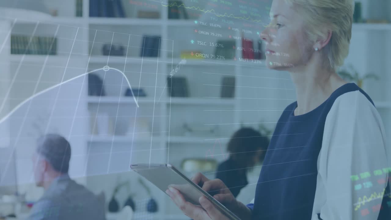 사무실에서 일하는 다양한 비즈니스 사람들에 대한 금융 데이터 처리의 애니메이션