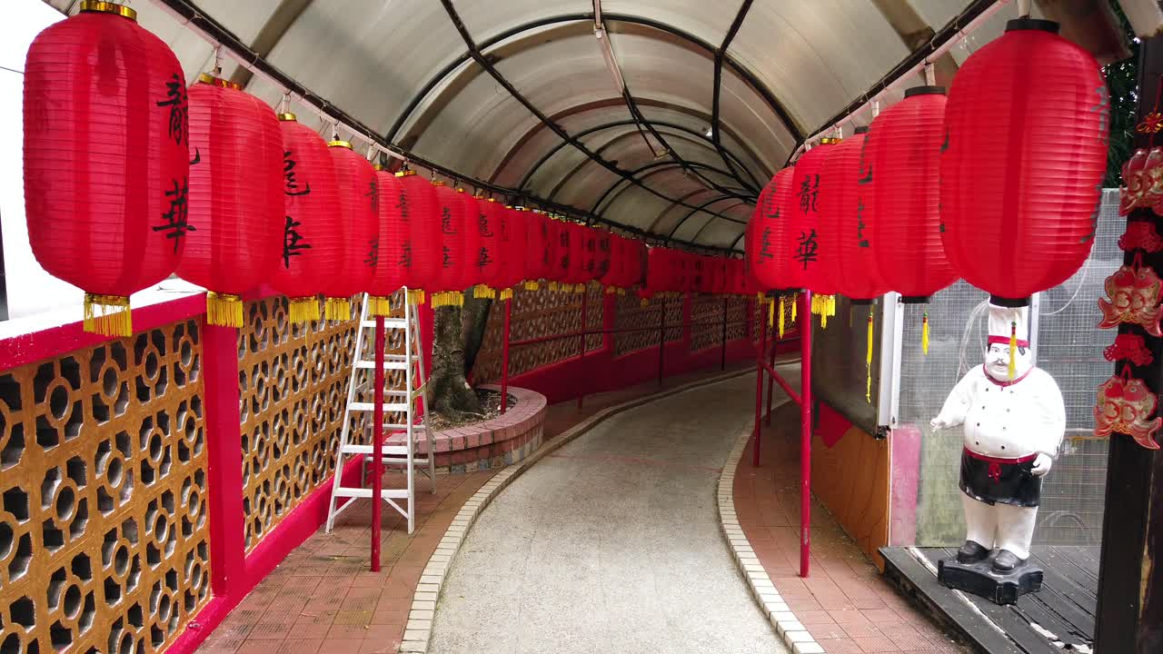 linternas chinas tradicionales con texto en un pasaje de la calle hong kong