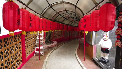 Traditionelle-Chinesische-Laternen-Mit-Text-In-Einer-Straßenpassage-In-Hongkong