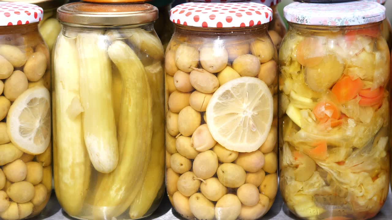 유리 항아리에 넣은 다양한 매운 채소