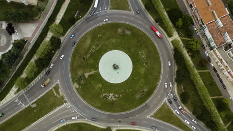 Top-View-Of-Traffic-And-Tirewheels-At-The-Roundabout-Of-Vettones-And-Vacceos-In-Salamanca,-Spain