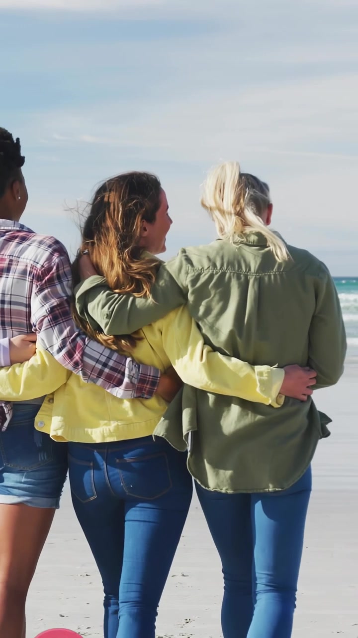 Vertikal video: Trio går mod havet, sociale hjerter og likes dukker op over dem og oversvømmer billedet.