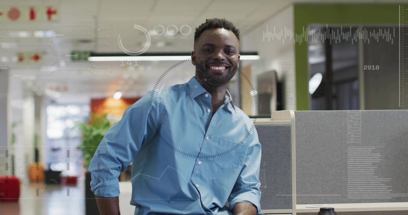 Homem apoiado na mesa. Anéis HUD e barras de onda aparecem, gerando efeitos dinâmicos, um sorriso e exibindo métricas de tecnologia.