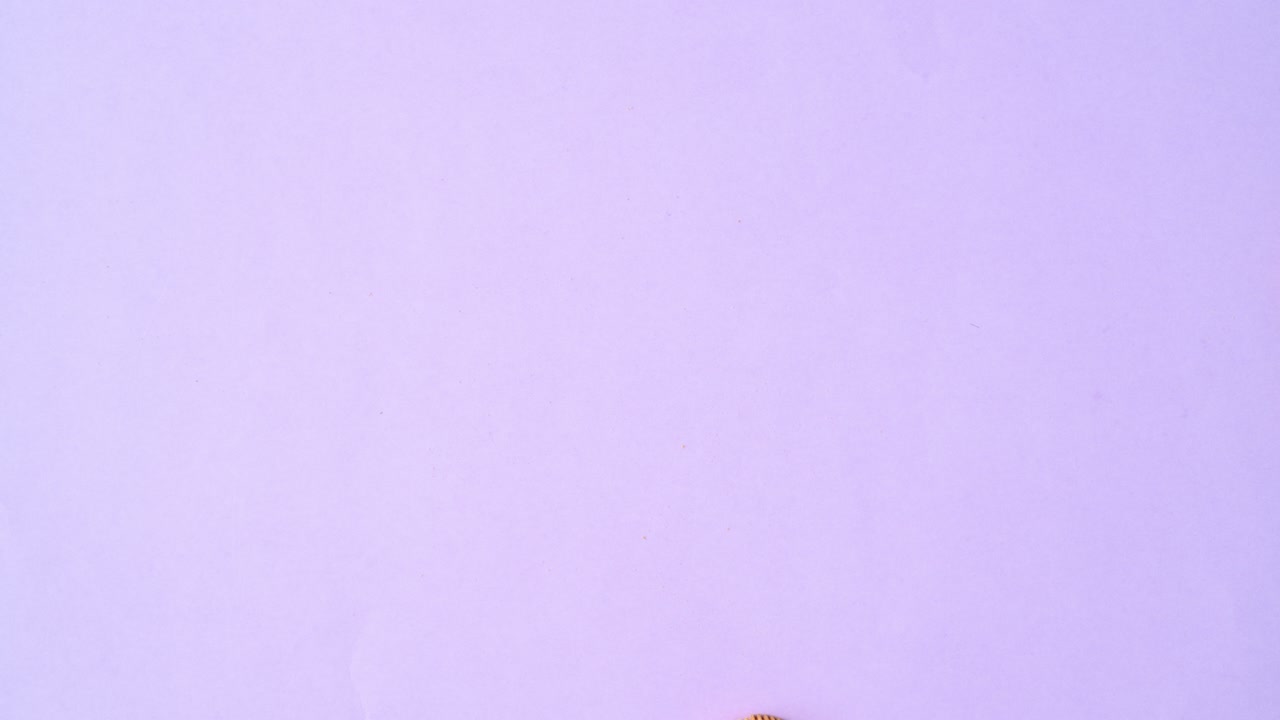 las galletas redondas aparecen y bailan sobre un fondo púrpura claro.