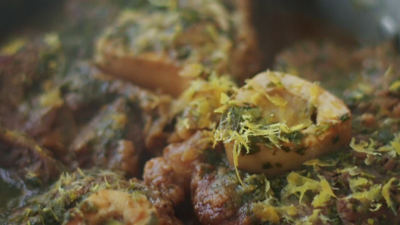 deliciosas piernas de ternera estofadas con verduras en sartén