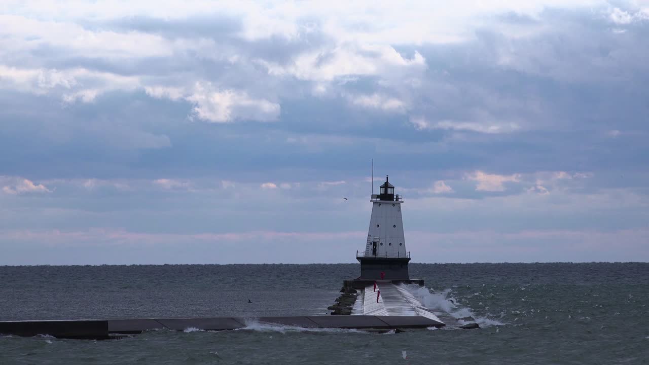 un faro se encuentra en el lago michigan cerca de ludington michigan