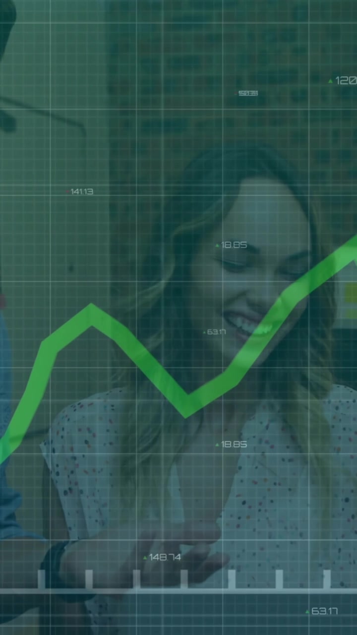 Animazione dell'elaborazione di dati finanziari con diversi colleghi che discutono di lavoro in ufficio