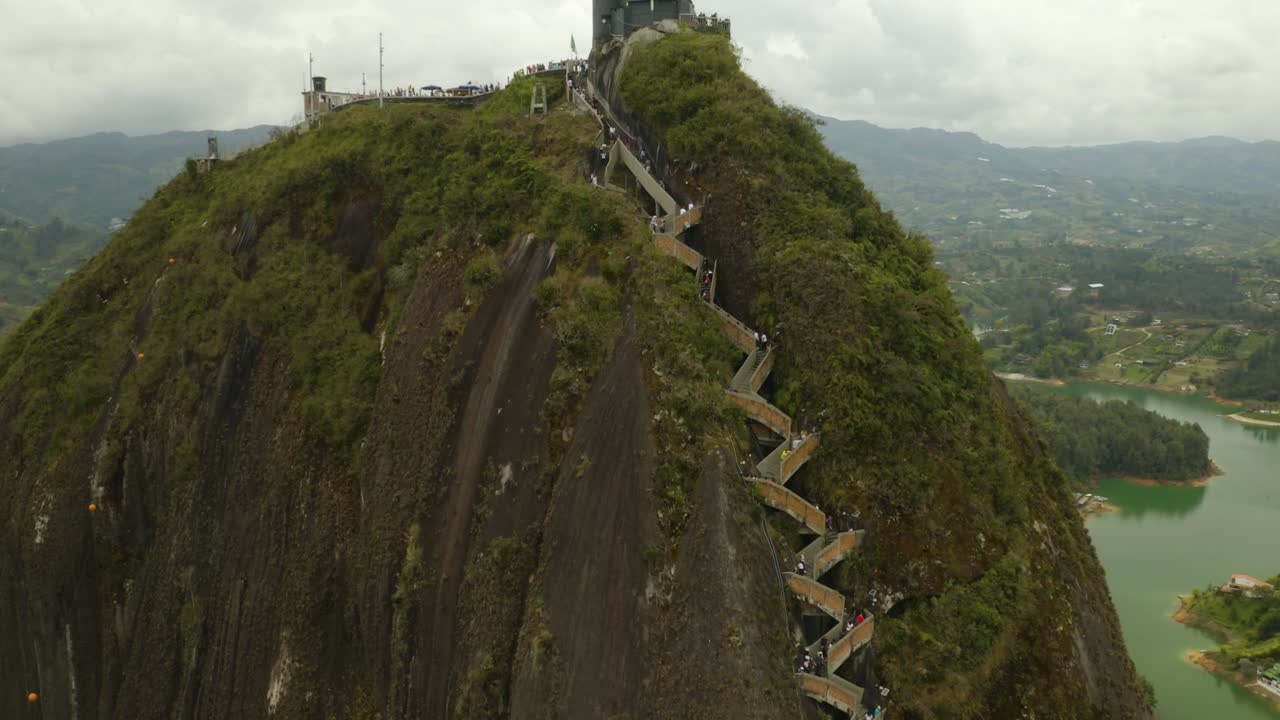 vista de cerca de la piedra del penol, la famosa roca de guatapé