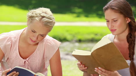 Die-Kamera-Schwenkt-über-Zwei-Frauen,-Die-Bücher-Lesen