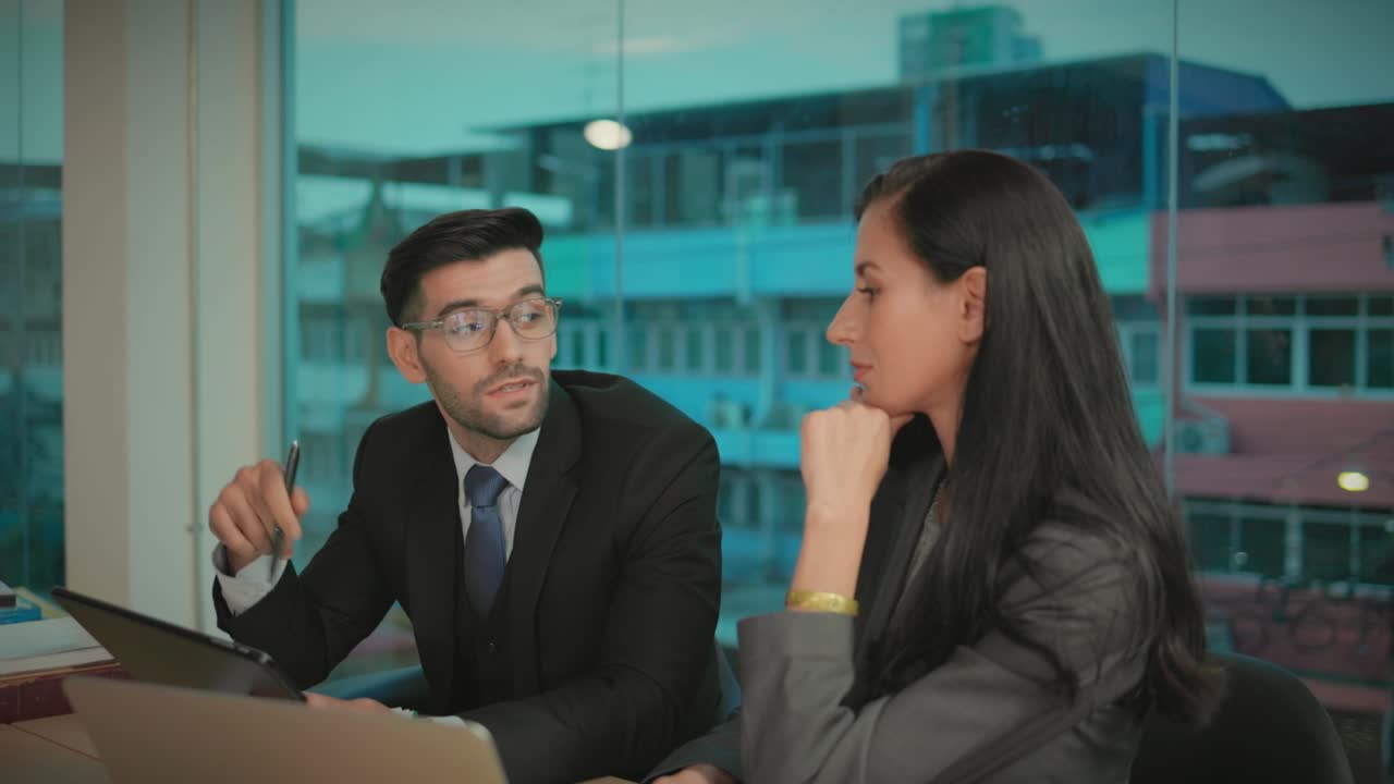 personas de negocios felices que disfrutan trabajando juntas en la oficina