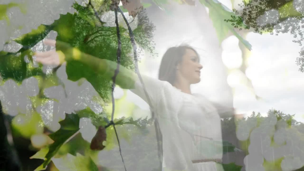 팔을 펴고 있는 백인 여성 위의 나무의 애니메이션