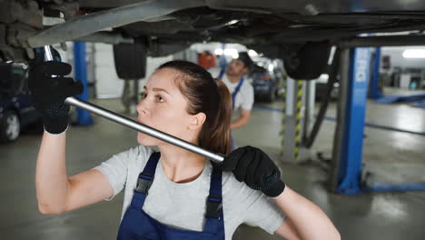 Kollegen-In-Der-Werkstatt