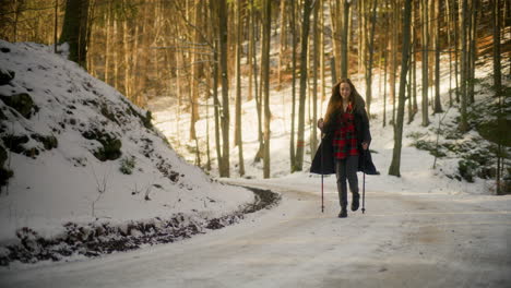 mujer caminando por las montañas