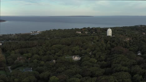 Luftflug-über-Das-östlichste-Viertel-Von-New-York,-Montauk,-Mit-Blick-Auf-Villen,-Wasserturm,-Strand-Und-Meer,-Bei-Tagesanbruch