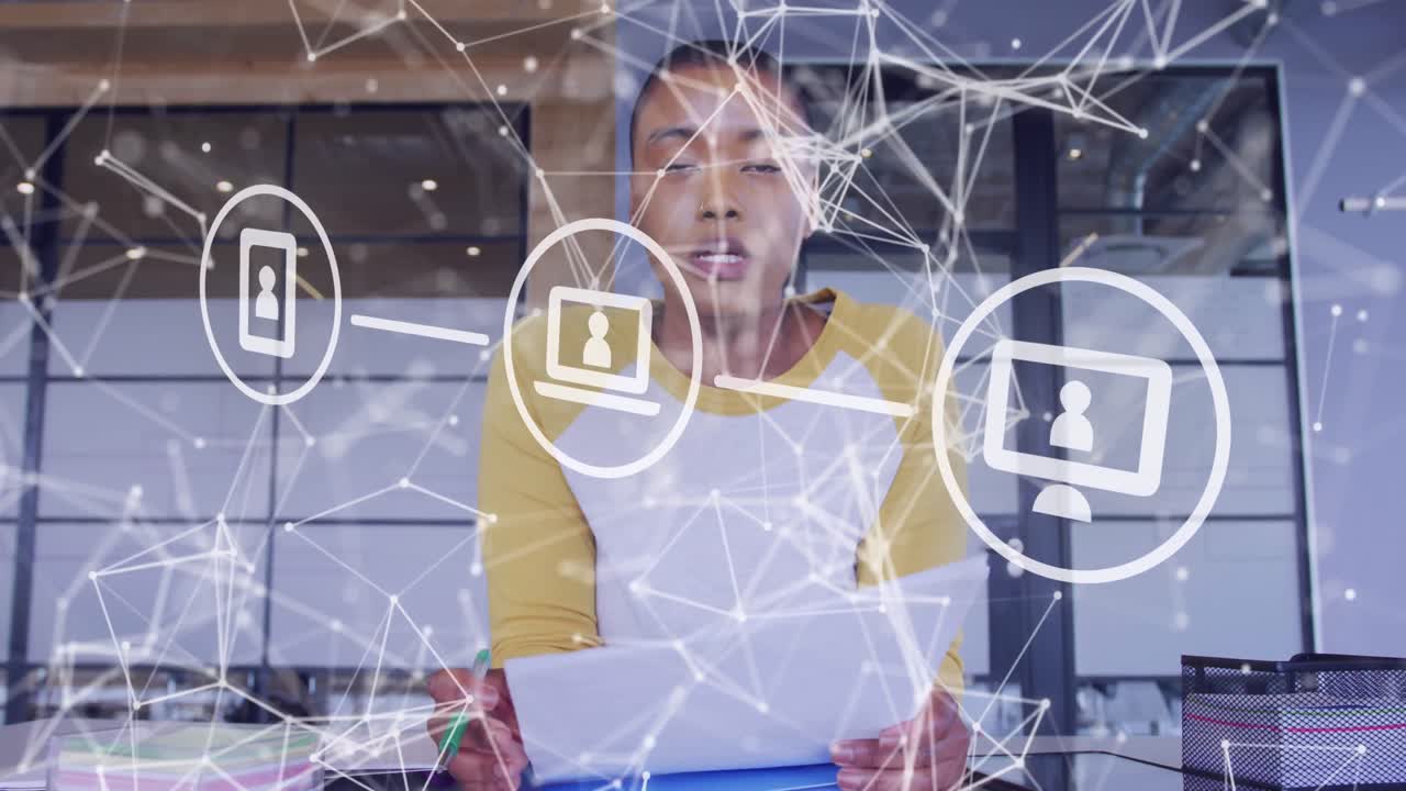 animación de una red de conexiones a través de una mujer de negocios biracial haciendo una videollamada