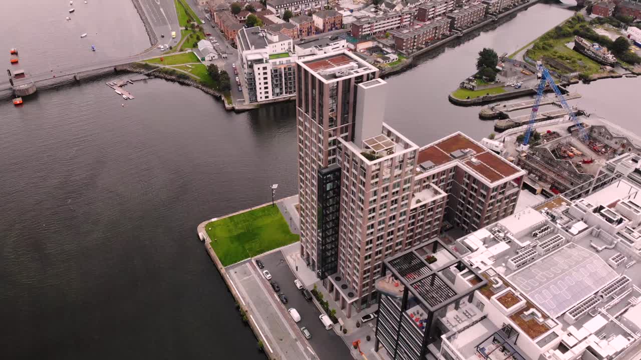 수도 도크 빌딩이 아래로 기울어져 드론으로 곧바로 날아갑니다