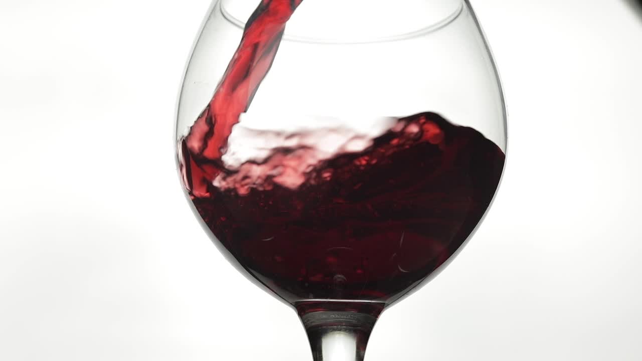 vertiendo vino tinto en un vaso