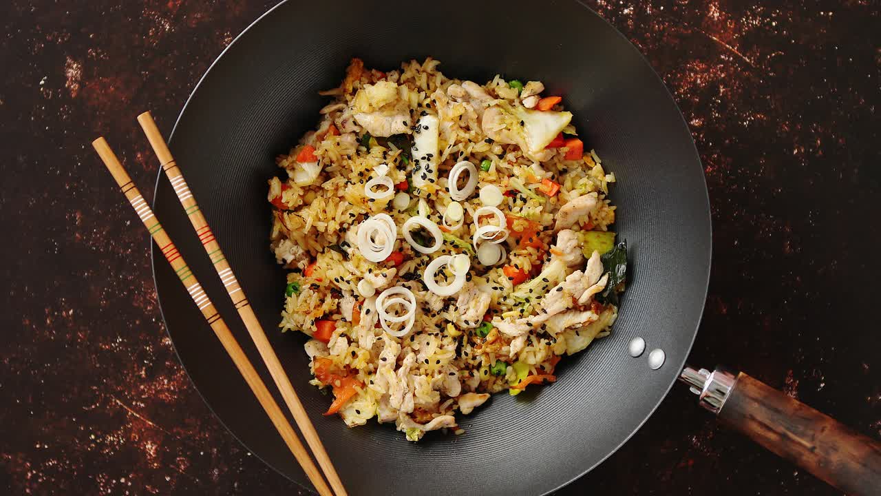 delicioso arroz frito con pollo en wok