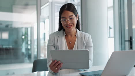 mujer de negocios trabajando en una tableta en una oficina moderna
