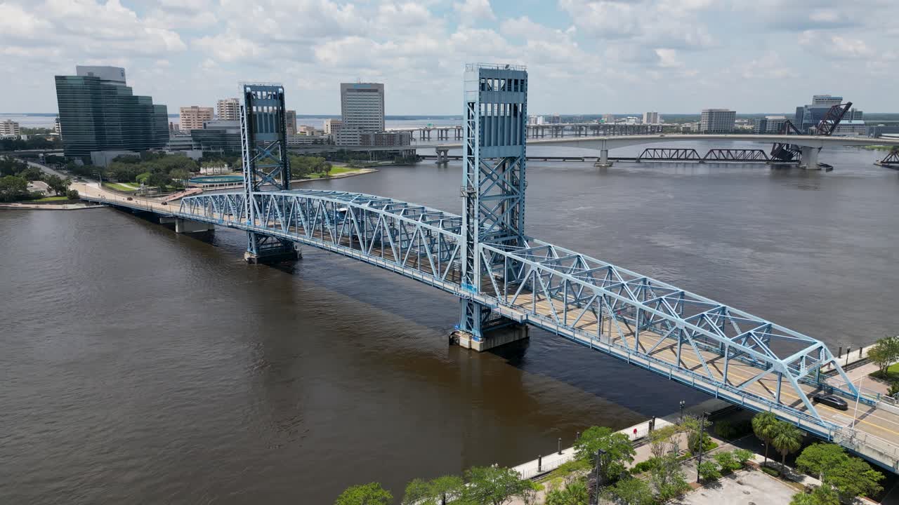 John T. Alsop-broen på Main Street i Jacksonville, Florida, set fra en vinklet, stationær drone.