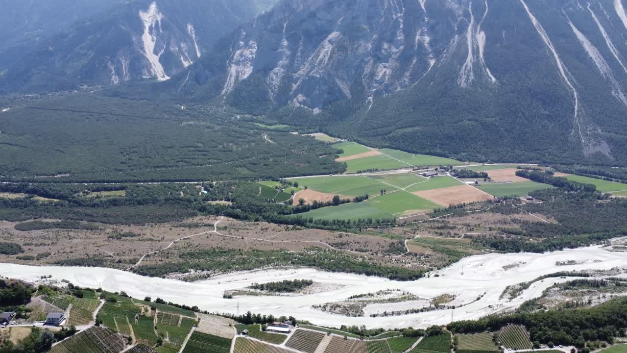드론은 스위스 발레의 놀라운 로네 강 위를 날아갑니다.  ⁇ 고  ⁇ 은 날씨입니다.