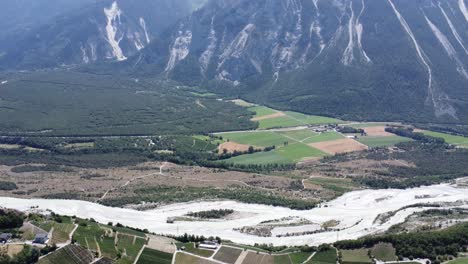 drone vuela sobre el increíble río ródano en valais en suiza, buen tiempo y sol