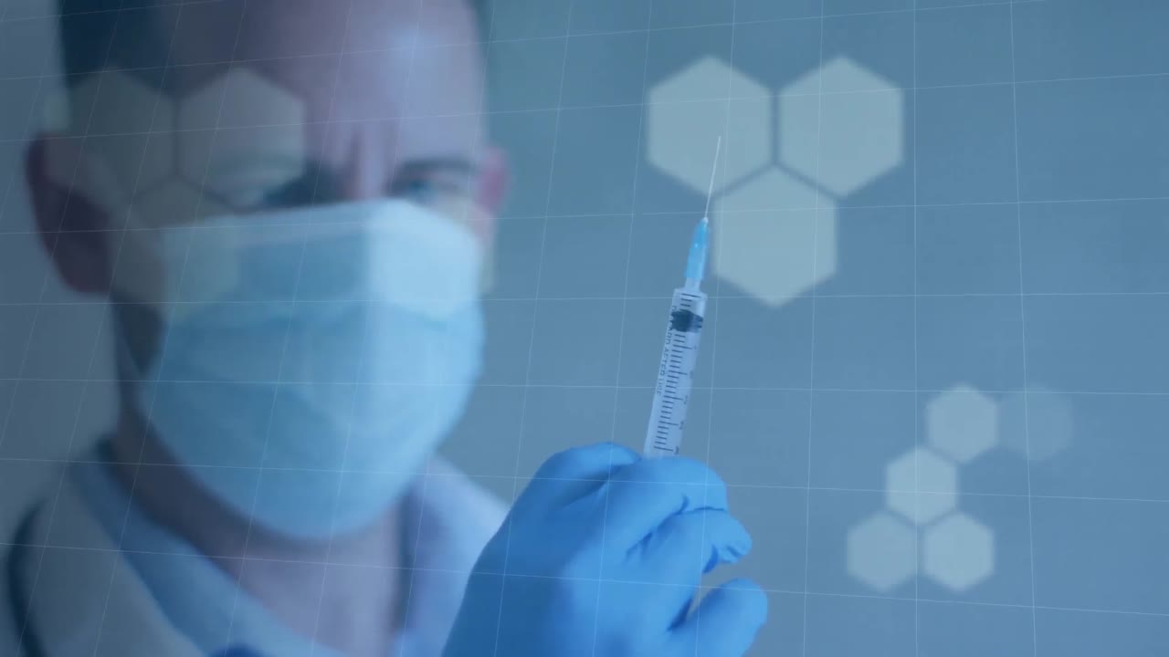 animación de un médico caucásico con máscara facial con vacuna sobre fondo azul.