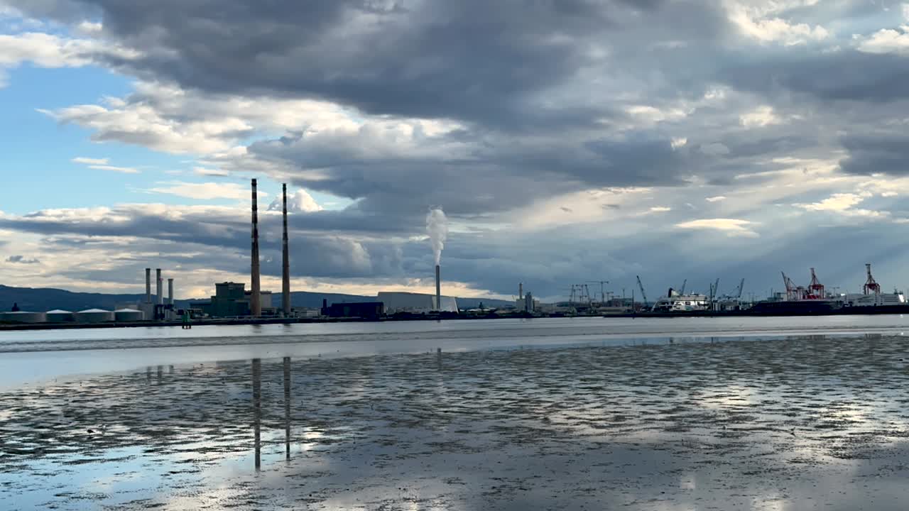 항구 근처의 산업 창고