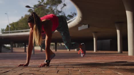 mujer caucásica trabajando debajo de un puente