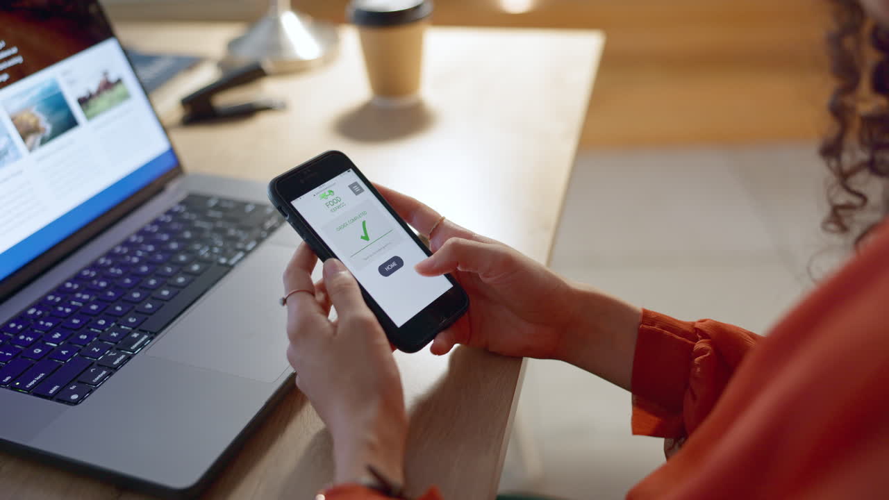 teléfono, pantalla y entrega de comida por orden de la mujer