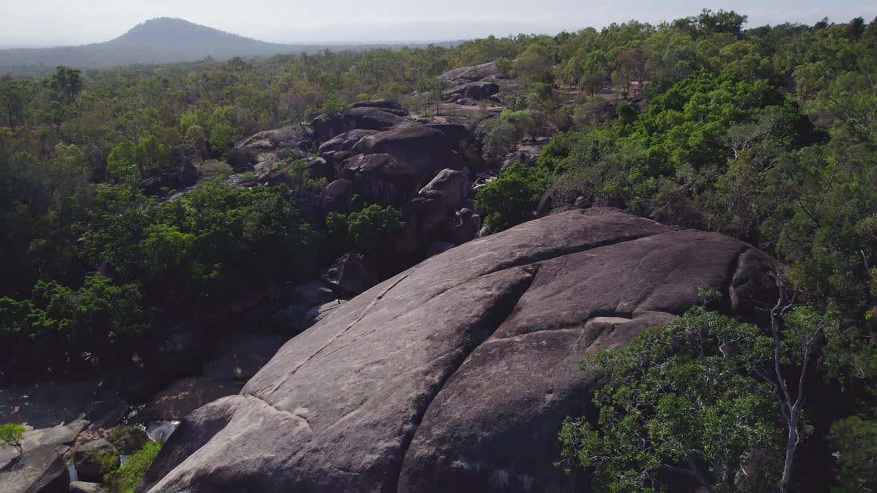 fabuloso paisaje rocoso de enormes rocas con follaje verde en el parque natural granite gorge en mareeba, queensland