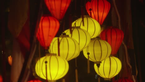 de lámparas de papel ligeras colgando del techo de una ciudad oriental asiática china por la noche